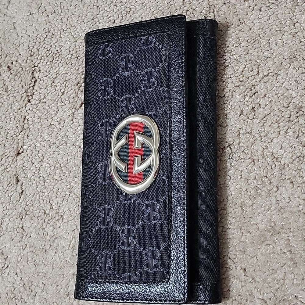 Gucci Black Wallet with Red Stripe and Silver Emblem - Picture 6 of 7